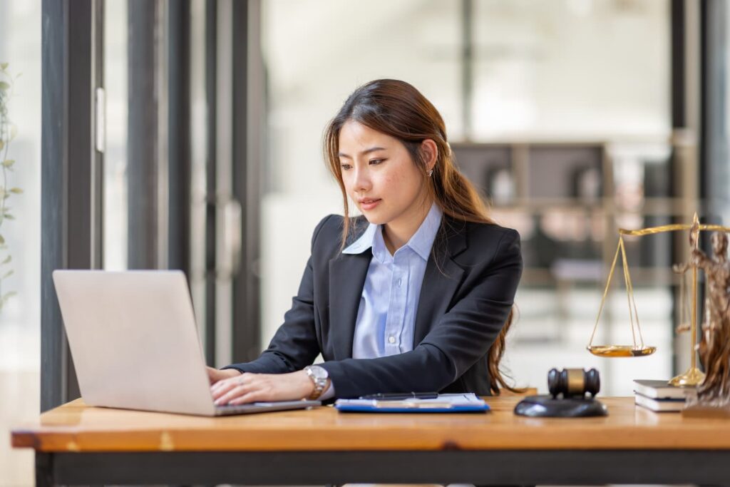 Business asian woman in suit — Business process outsourcing & offshore staffing | Sourcefit