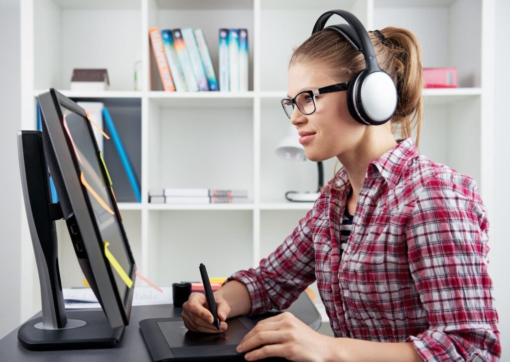 Lady graphic designer working on a project— Business process outsourcing & offshore staffing | Sourcefit