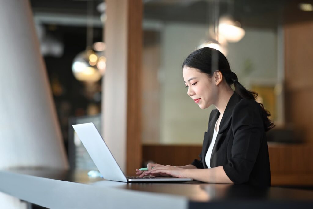 Side view beautiful business woman working — Offshore Staffing & BPO Across 6 Countries